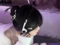 用美女放电脑支架自制教程（制作一个独特的电脑支架，让美女与技术相结合）